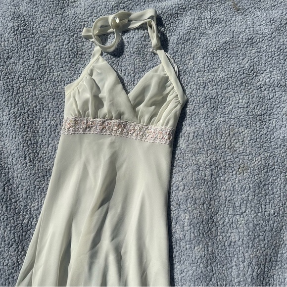 White Flowy Mid-length Dress with Sequence and Lace Detailing - Size Medium - Picture 6 of 13